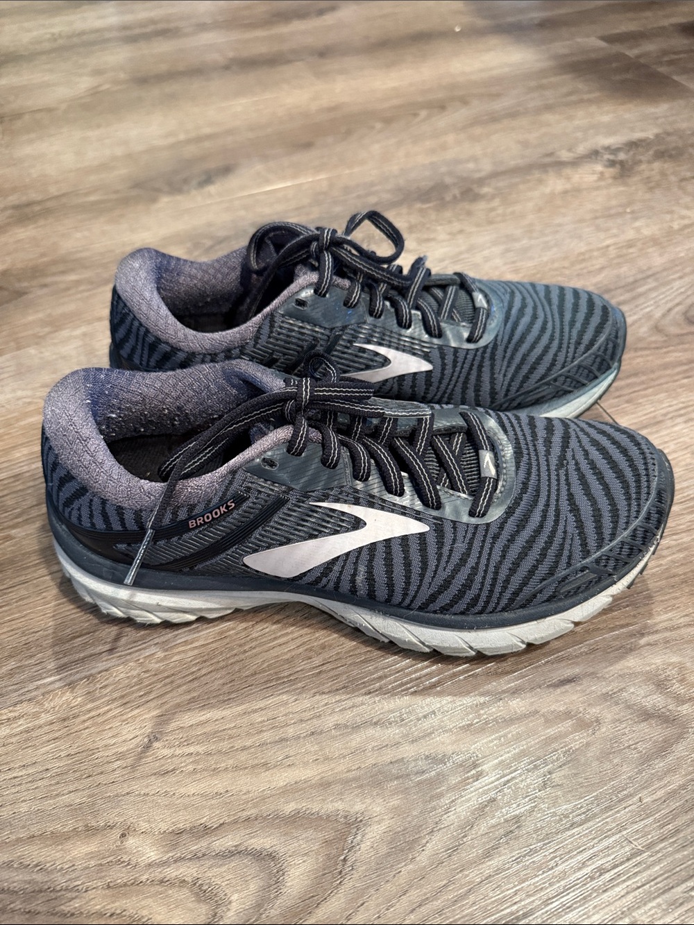 Brooks Adrenaline GTS 18 Black Gray Zebra Print Sneaker Women’s Size 7.5